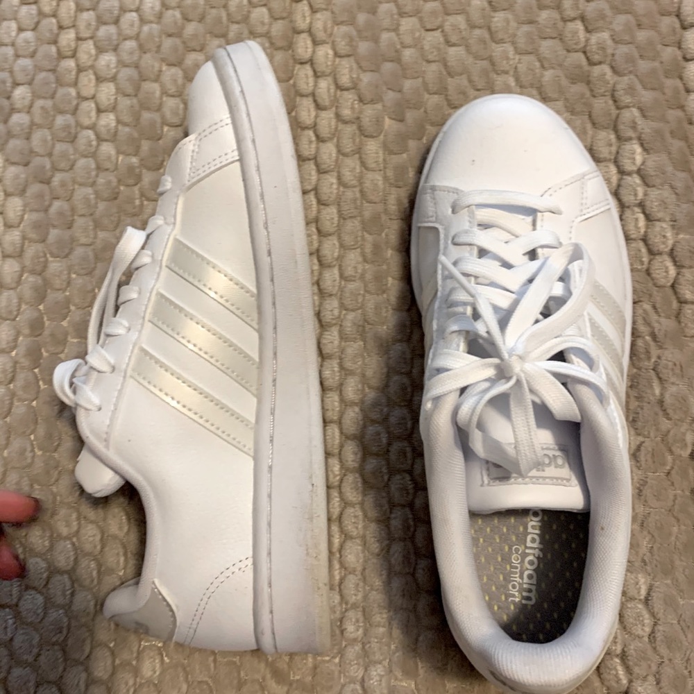 Excellent condition Adidas sneakers Sz 7.5